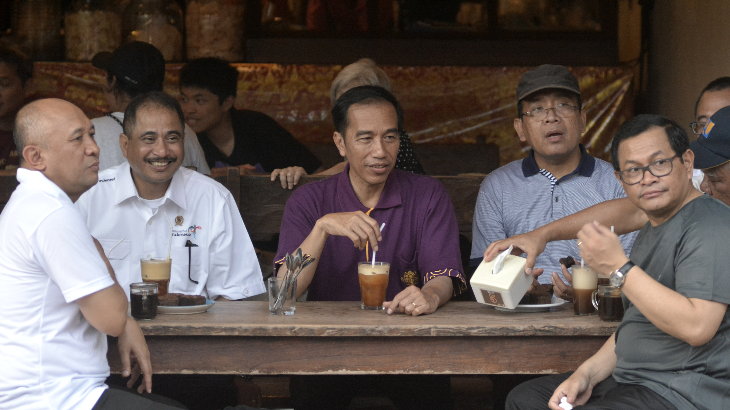 Mampir di Joger, Presiden Diserbu Warga