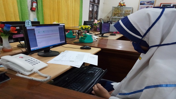 Calon siswa mendaftar PPDB online di SMKN 3 Solo, Jawa Tengah, Kamis (18/6). (MP/Ismail)