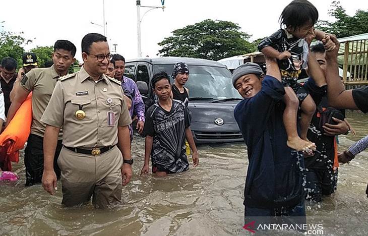 Gubernur DKI Jakarta Anies Baswedan meninjau banjir di Jalan Rusun Pesakih Cengkareng, Jakarta Barat, Kamis (2/1/2020). ANTARA/Devi Nindy/aa. (ANTARA/DEVI NINDY)