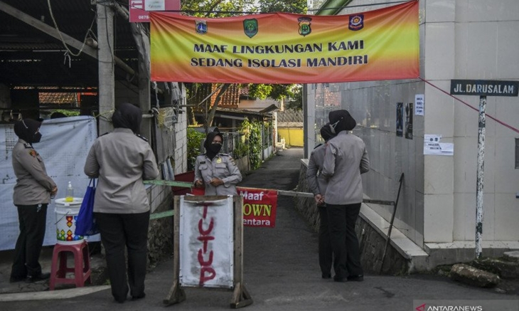 27 Warga Positif COVID-19, Tiga RT di Bambu Apus Disemprot Disinfektan