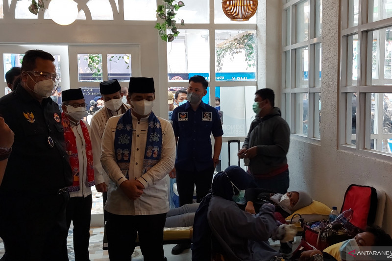 Wakil Gubernur DKI Jakarta Ahmad Riza Patria saat meninjau pelaksanaan donor plasma konvalesen di Pondok Kelapa, Jakarta, Jumat (13/8/2021). ANTARA/Yogi Rachman