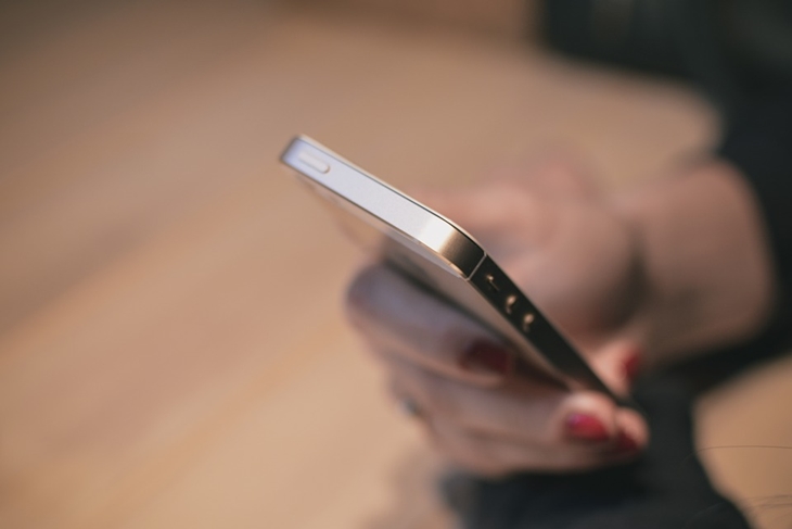 Jangan dekatkan handphone ketika hendak tidur. (Foto: Pixabay/Pexels)