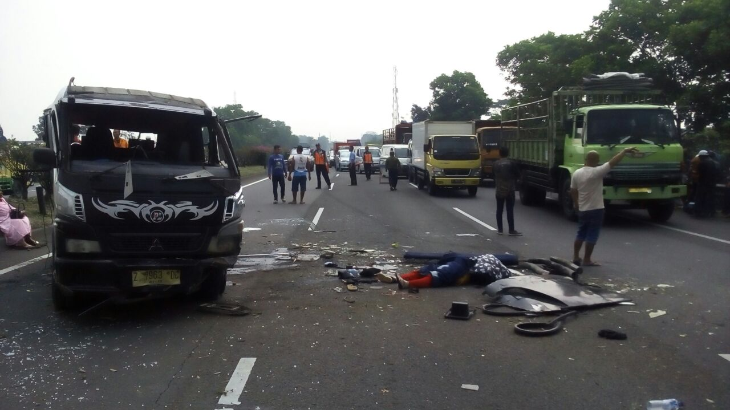 Adu Banteng Elf Vs Innova, Satu Tewas