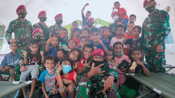 Marinir Berikan Trauma Healing untuk Anak-anak Korban Bencana Alam NTT