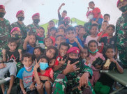 Marinir Berikan Trauma Healing untuk Anak-anak Korban Bencana Alam NTT
