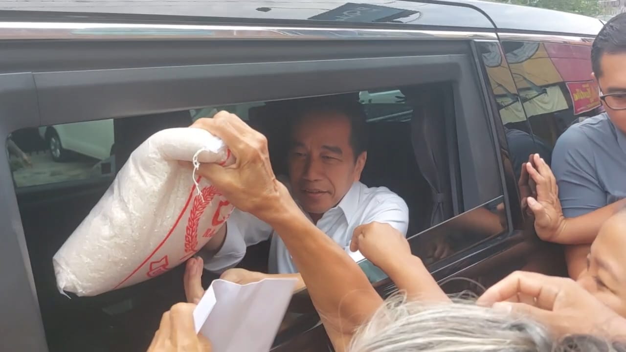 Berikan Sembako dan Amplop ke Warga Kurang Mampu, Jokowi: Hanya Sekadar Berbagi