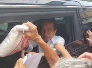 Berikan Sembako dan Amplop ke Warga Kurang Mampu, Jokowi: Hanya Sekadar Berbagi