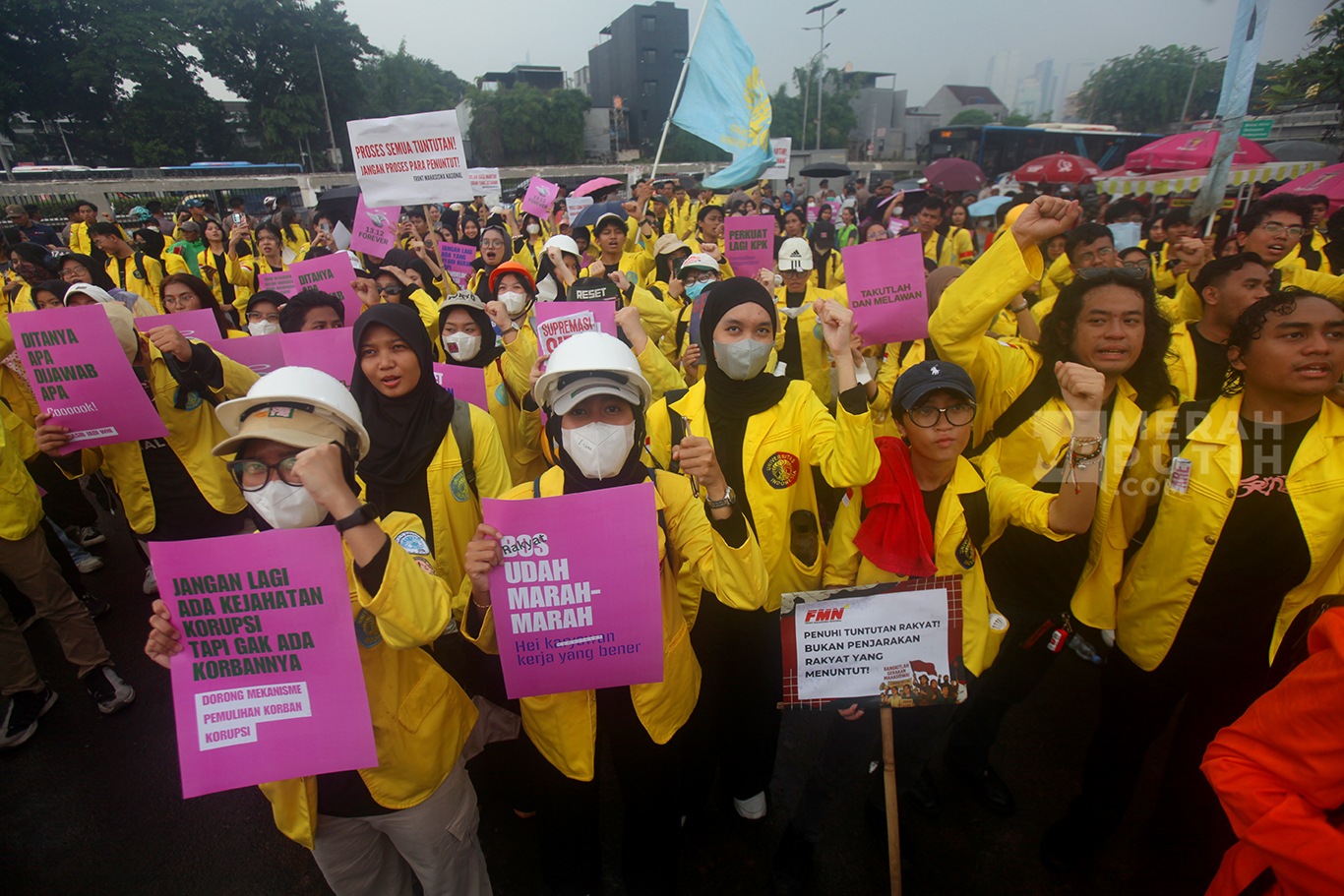 Aksi Demo Mahasiswa UI Tagih Janji Tuntutan Rakyat 17+8  di Depan Gedung DPR