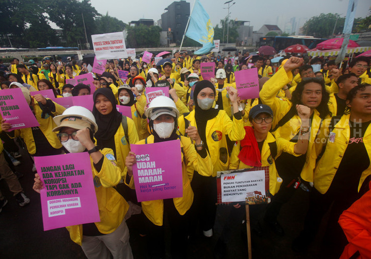 Aksi Demo Mahasiswa UI Tagih Janji Tuntutan Rakyat 17+8 di Depan Gedung DPR