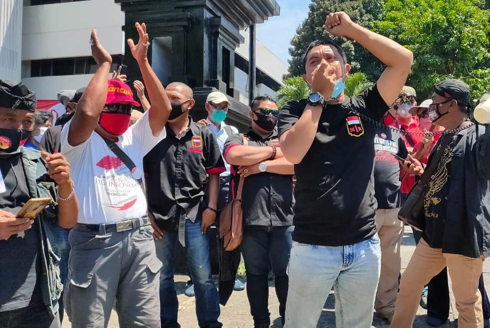 Massa memprotes acara KAMI yang digelar di Gedung Juang 45 Surabaya, Senin (28/9). Foto: Ist