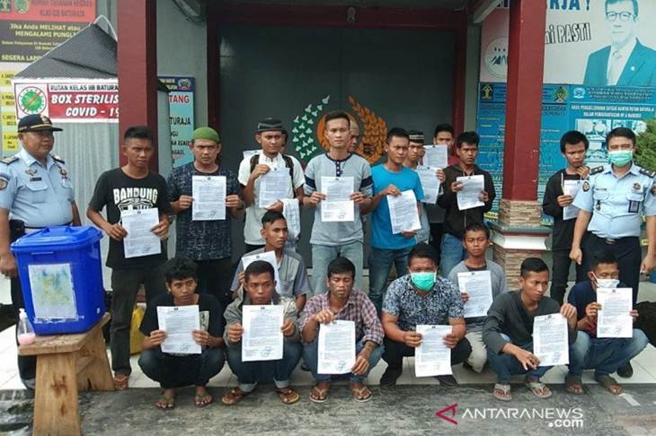 Arsip. Para narapidana rutan yang mendapat pembebasan asimilasi. (Antara News Sumsel/Edo Purmana)