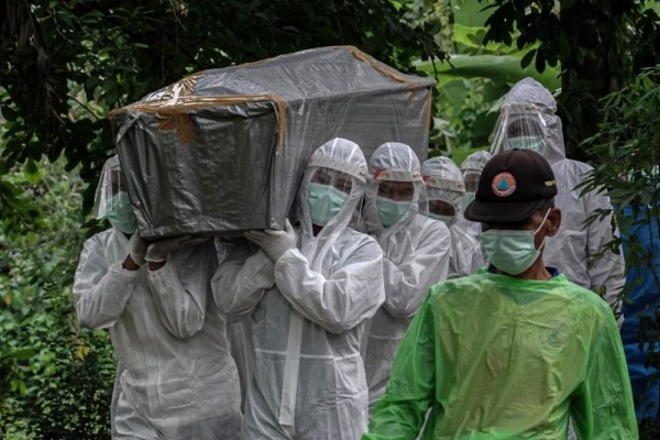 Petugas membawa peti jenazah pasien COVID-19 untuk dimakamkan di Desa Tanjung, Purwokerto Selatan, Banyumas, Jateng, Rabu (23/6/2021). ANTARA FOTO/Idhad Zakaria.