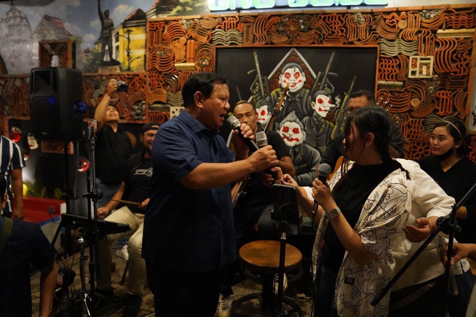 Prabowo Ngejam Lagu ‘Ojo Dibandingke’ di Kafe Solo Bareng Relawan Jokowi-Gibran