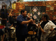 Prabowo Ngejam Lagu ‘Ojo Dibandingke’ di Kafe Solo Bareng Relawan Jokowi-Gibran