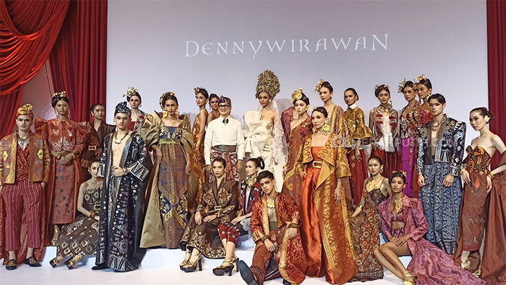 Balutan Wastra Bali dan Batik Kudus Koleksi LANGKAH Denny Wirawan 