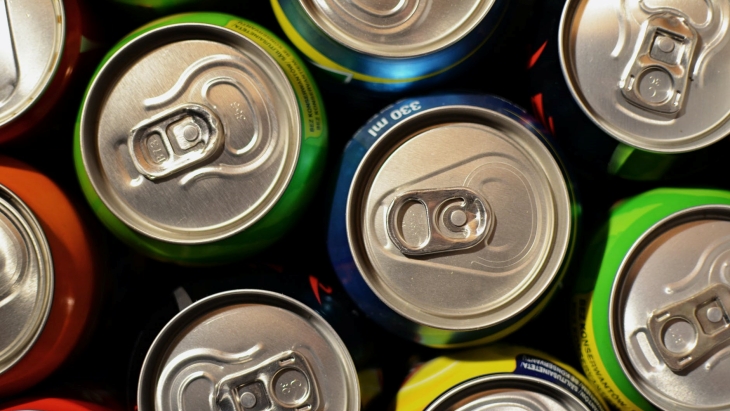 Mitos minum dari kaleng aluminium atau memasak dalam panci dan wajan aluminium dapat menyebabkan penyakit Alzheimer. (Foto: pexels/Breakingpic)