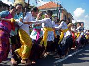 Seusai Nyepi, Puluhan Ibu di Bali Ikuti Tradisi 'Mbed-Mbedan'