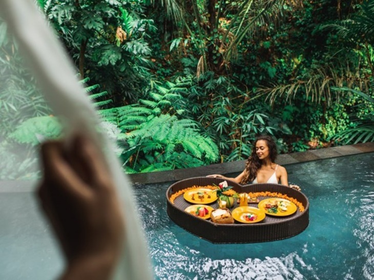 floating breakfast