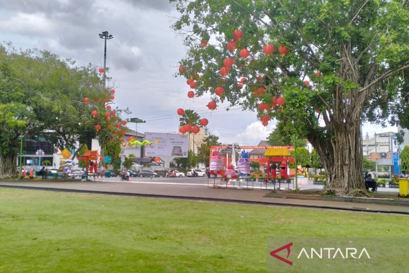 Lampion dan Dekorasi Naga Warnai Kota Solo