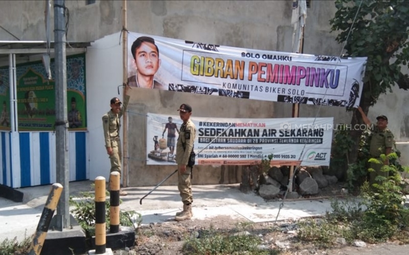  Satpol PP Solo Copot Spanduk Dukungan Putra Sulung Jokowi di Pilwakot 2020