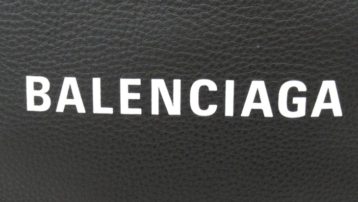Balenciaga Akan Rilis Hoodie Terbaru, Penjualannya 100% untuk Karhutla di Australia