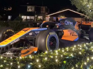 Mewahnya Dekorasi Natal Menggunakan Mobil F1 Asli