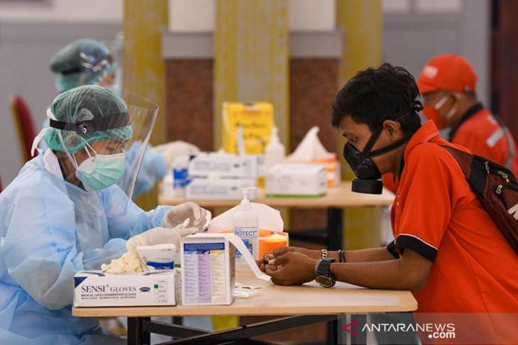 Sejumlah pekerja mengikuti rapid test atau pemeriksaan cepat COVID-19 di Aula Serba Guna Kementerian Tenaga Kerja, Jakarta, Jumat (1/5/2020). Kemnaker melakukan rapid test COVID-19 terhadap 1000 pekerja dalam rangka memperingati Hari Buruh Internasional sebagai bentuk kepedulian pemerintah saat pandemi COVID-19. ANTARA FOTO/M Risyal Hidayat/aww.