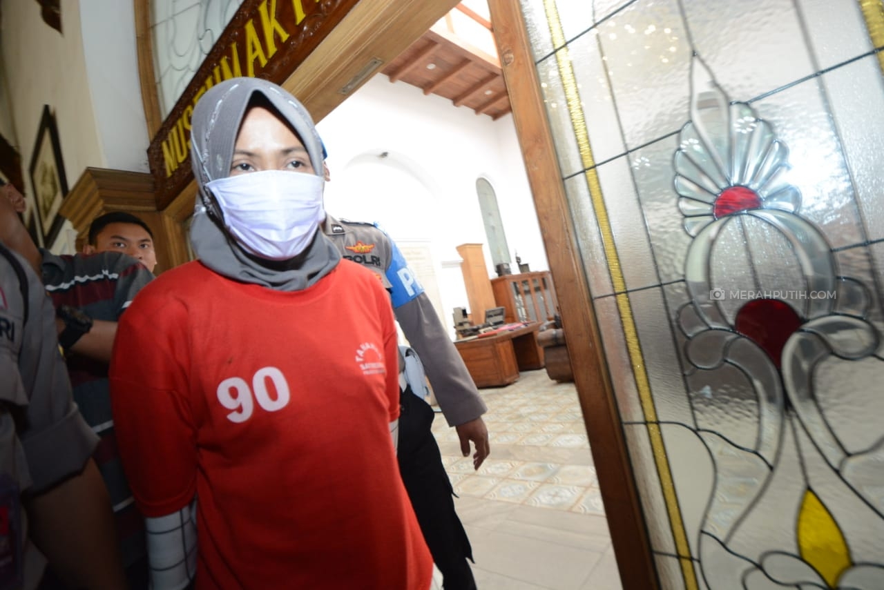 Jadi Tersangka, Penghina Wali Kota Tri Risma Menangis dan Memohon Maaf