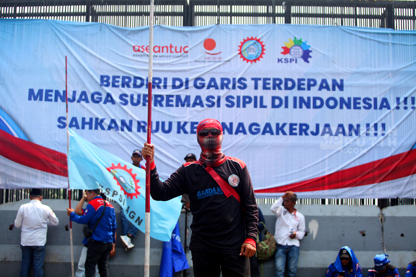 Aksi Demo Buruh KSPI dan Partai Buruh di Depan Gedung DPR Desak RUU Ketenagakerjaan