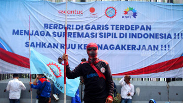 Aksi Demo Buruh KSPI dan Partai Buruh di Depan Gedung DPR Desak RUU Ketenagakerjaan