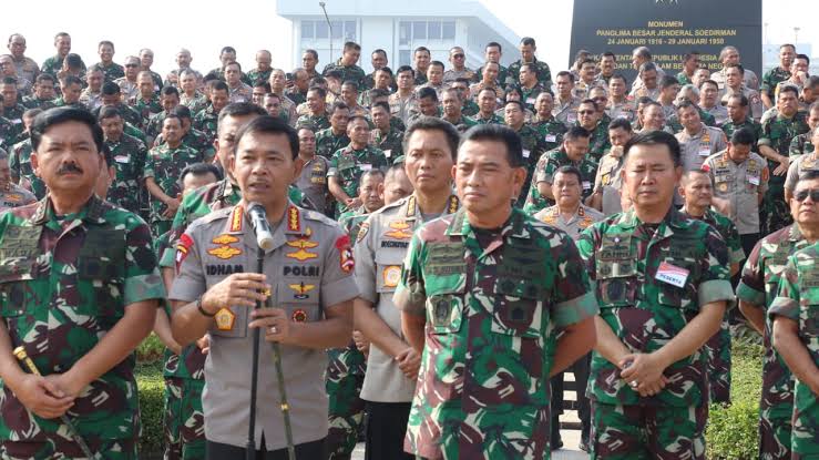 Panglima TNI Marsekal TNI Hadi Tjahjanto bersama Kapolri Jenderal Idham Azis memimpin Rapat Pimpinan TNI-Polri tahun 2020 di GOR Ahmad Yani Mabes TNI, Cilangkap, Jakarta Timur, Selasa (28/1). Foto: MP/Kanu