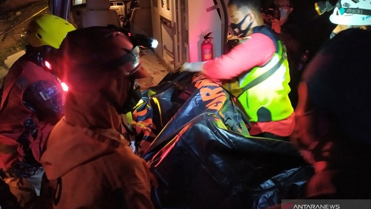 Tim SAR mengevakuasi jenazah korban ke-22 kecelakaan bus di Kecamatan Wado, Kabupaten Sumedang, Jawa Barat, Kamis (11/3/2021). (ANTARA/Bagus Ahmad Rizaldi)