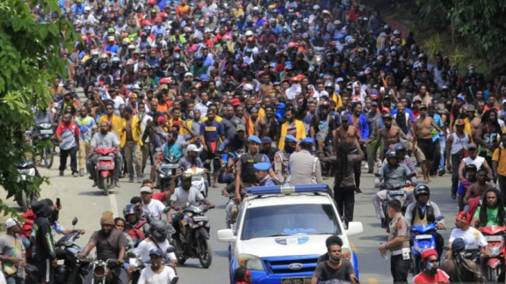 Warga Papua turun ke jalan untuk demonstrasi. (Foto: ANTARA)