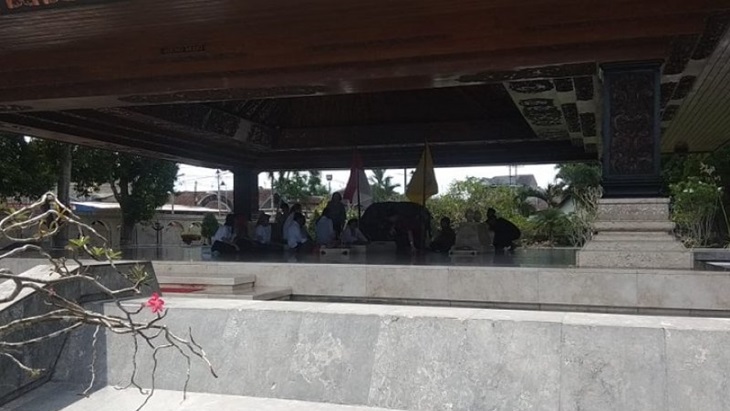 Ketua Umum DPP PDIP Megawati Soekarnoputri saat ziarah di makam ayahandanya, Kelurahan Bendogerit, Kecamatan Sanan Wetan, Kota Blitar, Jawa Timur, Rabu (1/5). (Antara Jatim/ Asmaul Chusna)