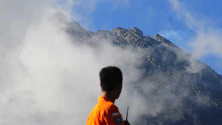 Petugas Basarnas mengamati puncak Gunung Merapi dari Stabelan, Tlogolele, Selo, Boyolali, Jawa Tengah, 22 Mei 2018. (ANTARA FOTO)