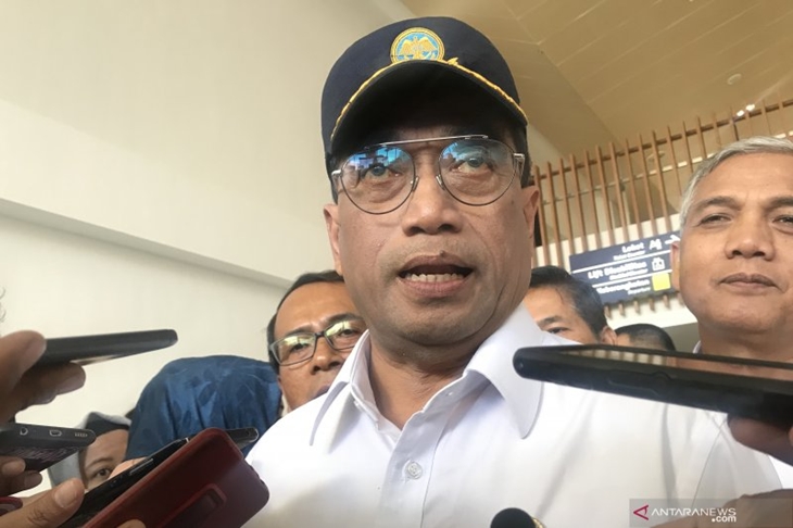 Menteri Perhubungan Budi Karya Sumadi usai meninjau KA Bandara Adi Soemarmo di Solo, Jumat. (ANTARA/ Juwita Trisna Rahayu)