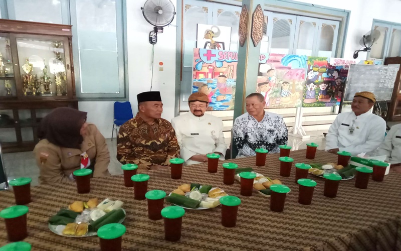 Mendikbud Muhadjir Effendy saat berkunjung ke SMPN 10 Solo Jawa Tengah