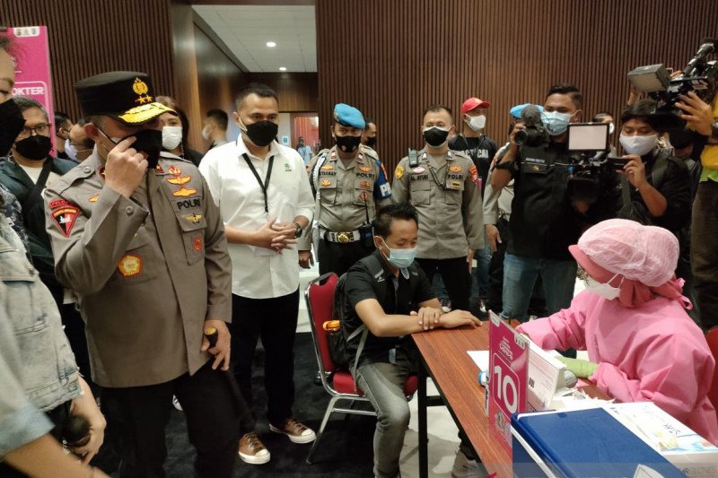 Kapolda Metro Jaya Irjen Pol Fadil Imran meninjau vaksinasi COVID-19 secara massal di JiExpo Kemayoran, Jakarta Pusat, Minggu (27/6/2021). ANTARA/Mentari Dwi Gayanti/trs.