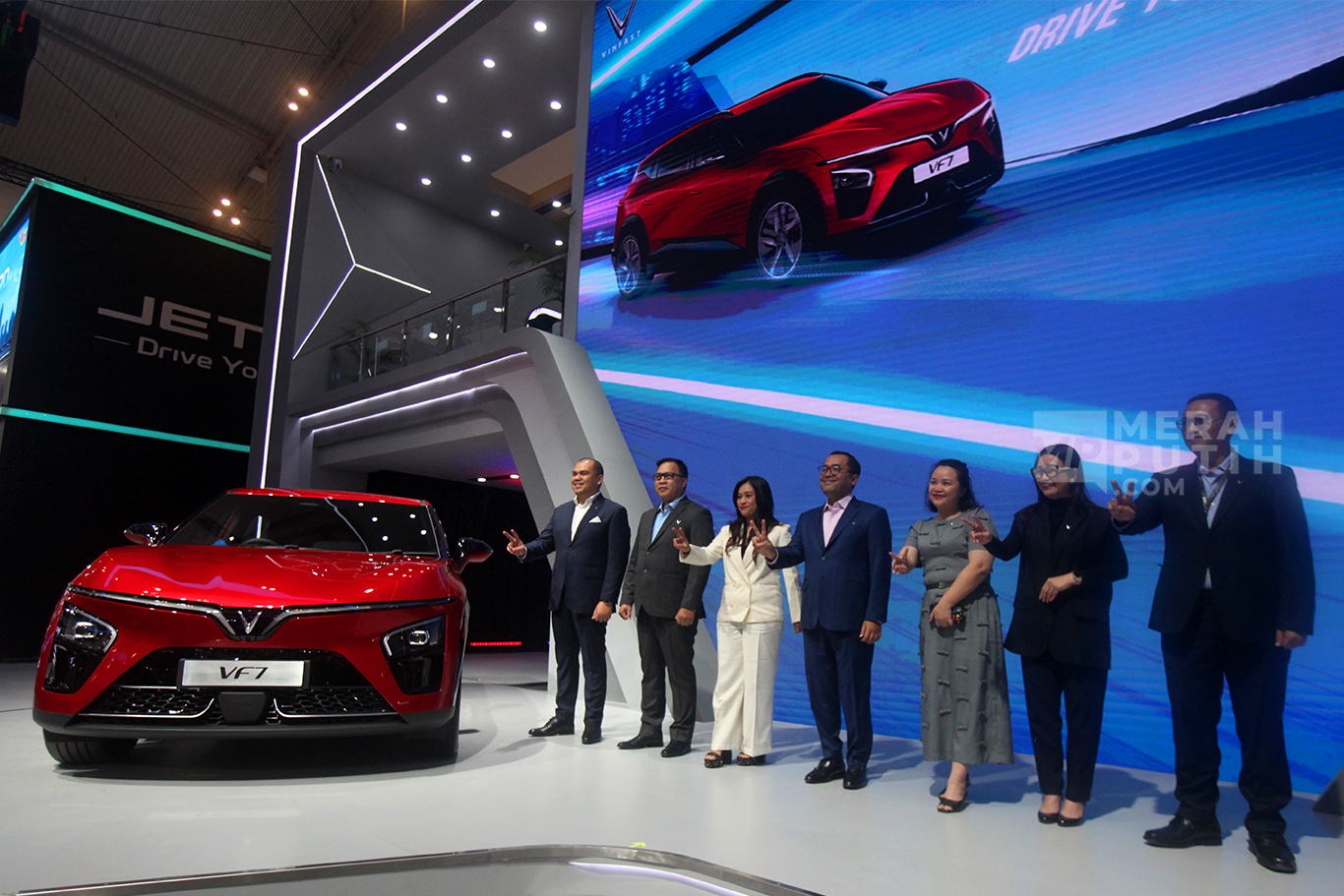 VinFast Indonesia Resmi Luncurkan VinFast VF7 dalam Ajang Otomotif GIIAS 2025