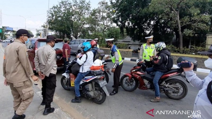 Kepolisian Polda Metro Jaya bersama Polres Metro Bekasi di Jalur Pantura Kedungwaringin, Kabupaten Bekasi, Jawa Barat, Kamis (29/4). (ANTARA/Pradita Kurniawan Syah)