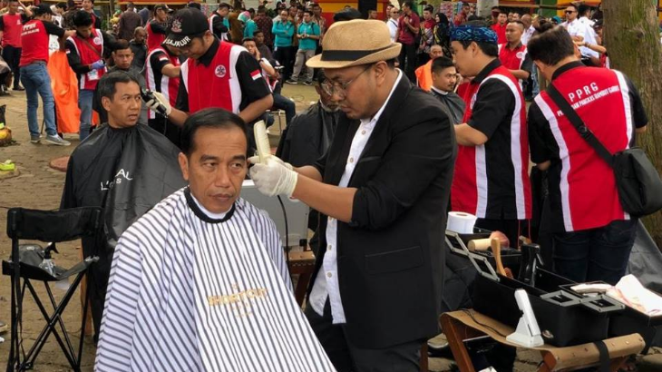 Ikut Cukur Massal di Garut, Begini Penampilan Model Rambut Baru Jokowi