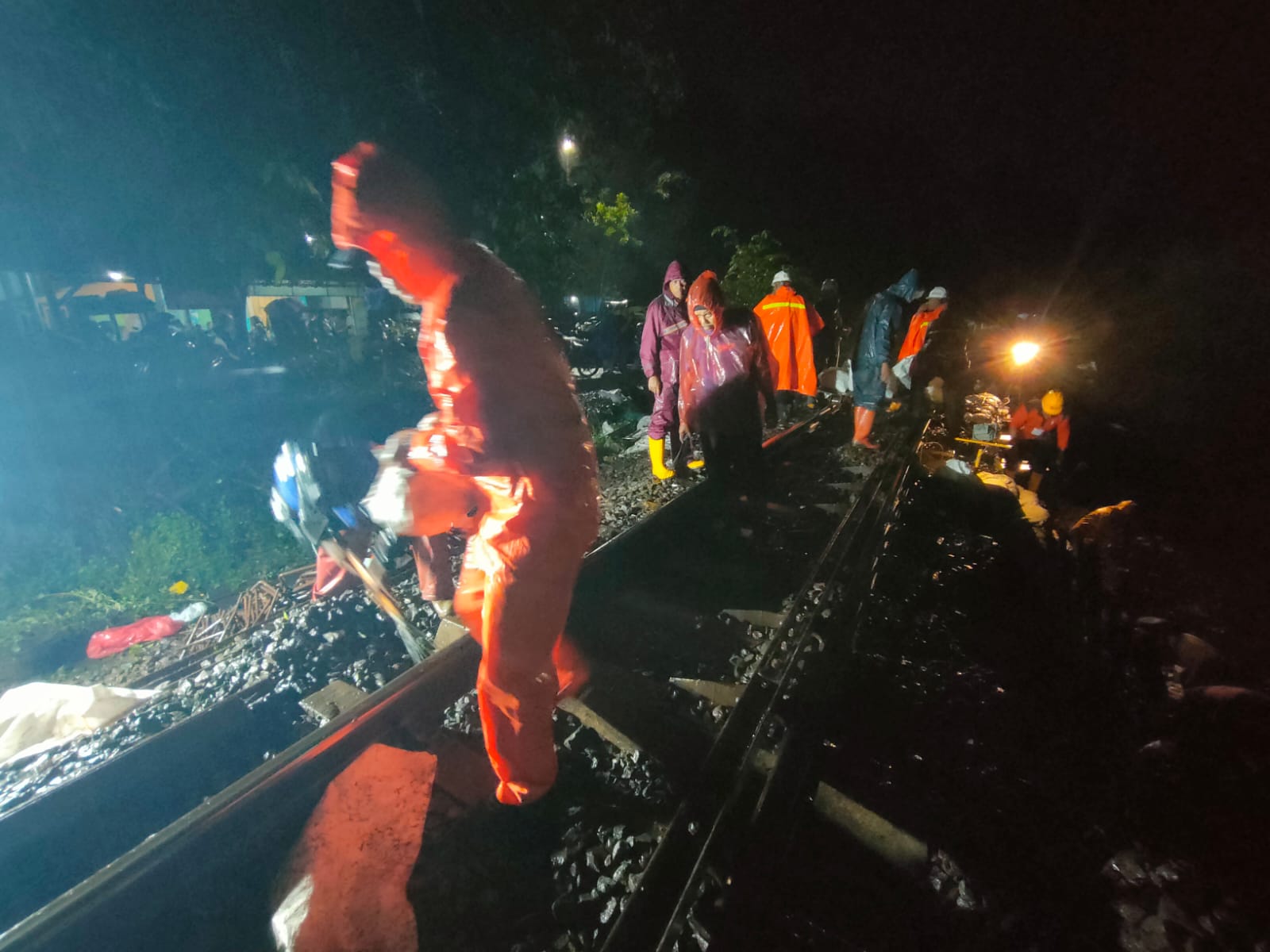 Rel Kereta Api di Tasikmalaya Kena Longsor, KAI Ganti Tiket Penumpang yang Terdampak