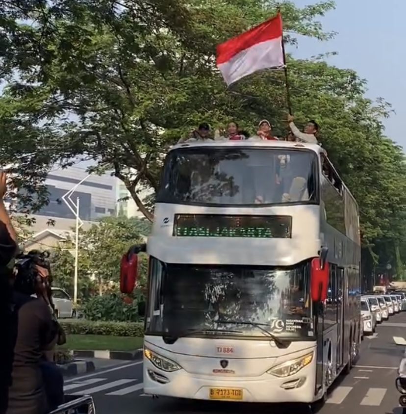 Bertemu Jokowi, Para Peraih Medali Olimpiade Paris 2024 Diarak Keliling Jalanan Protokol Jakarta