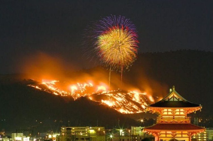 Viral, di Negara Ini Ada Festival Membakar Gunung
