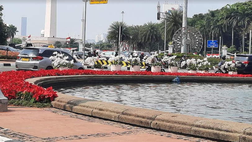 Bunga Warna Merah Putih Terpasang di Jalan Medan Merdeka