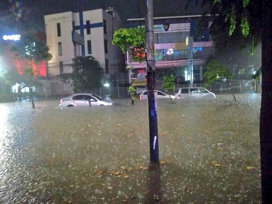 Banjir depan Gandaria City. (Twitter via TMC Polda Metro Jaya)