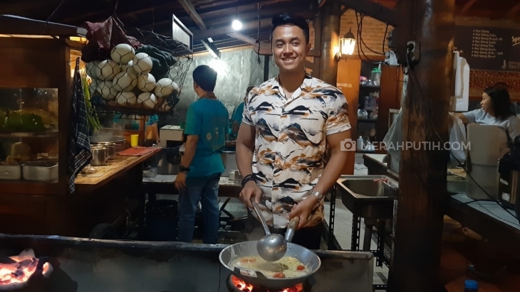 Lulusan Australia Ini Pilih Jualan Bakmi di Solo