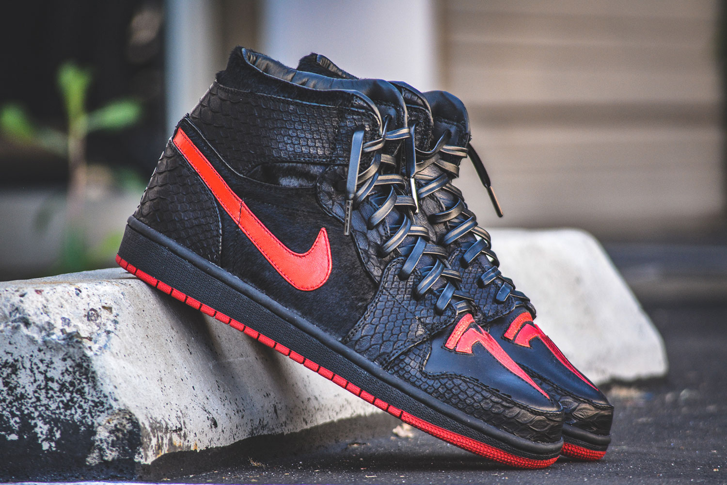 Sudah Tahu Sepatu Nike Air Jordan 1 Tesla Custom Milik Elon Musk?