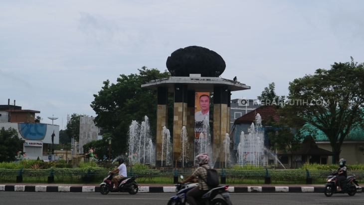 Replika batu satam di pusat kota Tanjung Pandan (Foto: MP/Muchammad Yani)