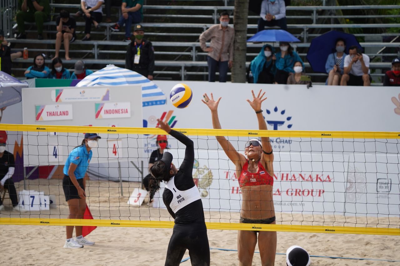 Timnas Voli Pantai Putri Indonesia meraih medali perak SEA Games 2021 Vietnam. (NOC Indonesia/MP Media/Louis Figo)
